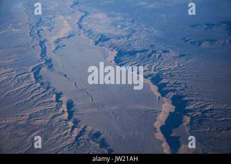 Valli erose nel deserto di atacama vicino a Calama, Cile settentrionale, America del Sud - aerial Foto Stock