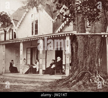 Harriet Beecher Stowe (1811-1896) e suo marito Cirillo Stowe, insieme con le loro figlie, sotto il portico del loro post-guerra civile home inverno in mandarino, Florida affacciato sul fiume del St Johns. Il Stowes erano abolizionisti e la Sig.ra Stowe era un autore, più noto per il suo romanzo Capanna dello zio Tom. Il Stowes lasciato le zone di svernamento (in Mandarino (ora un quartiere di Jacksonville) tra 1867 e 1884. Storie di mandarino sono compilati nel libro di Palmetto foglie, scritto da Harriet. Il Stowes potrebbe ospitare gli studi biblici nella loro casa in cui Cirillo avrebbe insegnato, spesso sotto il portico raffigurata qui. Foto Stock