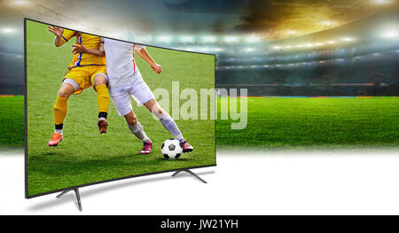 La visione di smart tv traduzione del gioco di calcio. Foto Stock