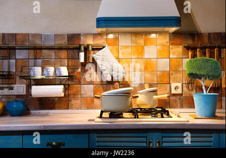 Interno cucina blu. Preparare il pranzo a casa sul fornello da cucina Foto Stock