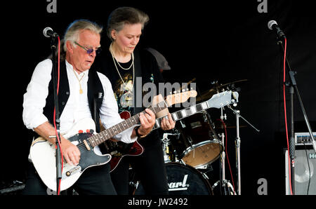 L uomo e la donna dei chitarristi in una rock and roll band, REGNO UNITO Foto Stock