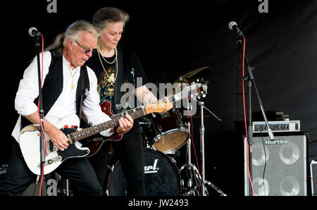 L uomo e la donna dei chitarristi in una rock and roll band, REGNO UNITO Foto Stock