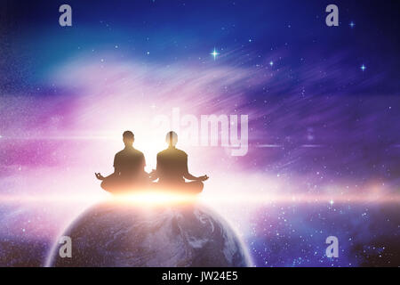 Silhouette uomo e donna facendo la meditazione contro digitalmente immagine composita di luci colorate Foto Stock