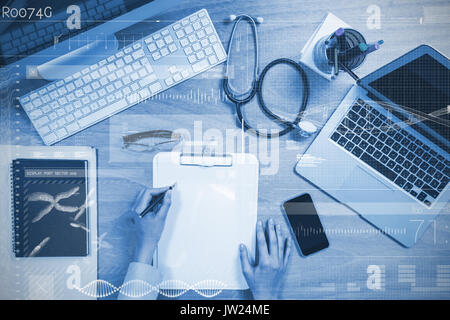 I dati della scienza contro le mani tagliate del medico iscritto prescrizione sulla clipboard Foto Stock