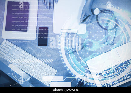 Immagine digitale di interfaccia di DNA contro la vista aerea del medico iscritto negli appunti al banco Foto Stock