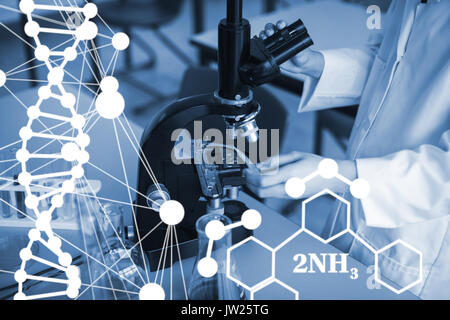 Elica di DNA struttura contro uno sfondo bianco contro la sezione centrale della schoolgirl sperimentazione sul microscopio in laboratorio Foto Stock