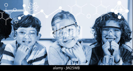 Illustrazione di formule chimiche contro il ritratto di bambini in laboratorio Foto Stock