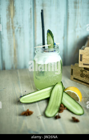 In casa il cetriolo e menta limonata in un vetro di un blu sullo sfondo di legno. jpg Foto Stock