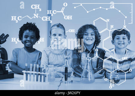 Immagine digitale di formule chimiche contro il ritratto di bambini a fare un esperimento di chimica in laboratorio Foto Stock