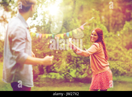 Happy amici a giocare a badminton giardino estivo Foto Stock