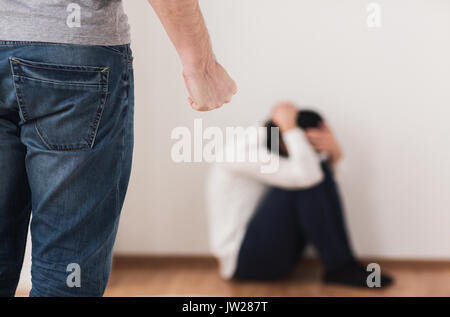 Infelice donna affetta da violenza domestica Foto Stock