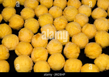 Vassoio da forno con surgelati round crocchette di patate ottenuti da carni purè di patate. Foto Stock