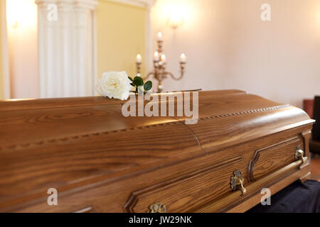 Rose fiore sulla bara di legno al funerale nella chiesa Foto Stock