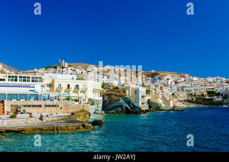 Ermoupolis in Syros Island con 'St Nikolaos del ricco' chiesa e case tradizionali contro un cielo blu, la Grecia a 'Vaporia area". Foto Stock