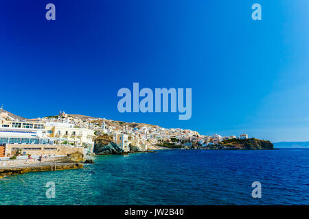 Ermoupolis in Syros Island con 'St Nikolaos del ricco' chiesa e case tradizionali contro un cielo blu, la Grecia a 'Vaporia area". Foto Stock