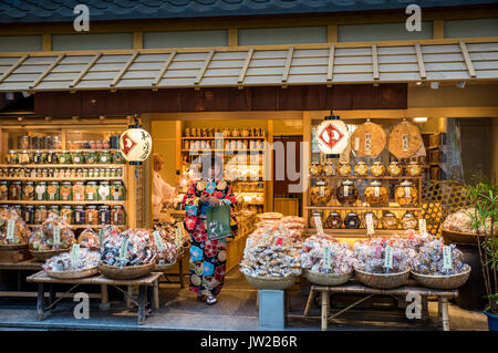 Abiti tradizionali ladies shopping in Tokyo, Giappone Foto Stock