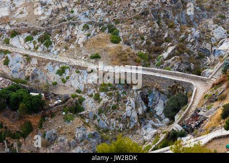 Rinnovato sentiero pavimentato lungo la foothill che conduce a San Georgio chiesa in Syros Island, Grecia. Diversi sentieri simili sono state per ricostruire per gli escursionisti. Foto Stock