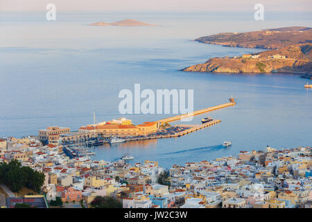 Ermoupolis o porta Hermoupolis e edifici di distanza al crepuscolo.Ermoupolis è una città e ex comune sull'isola di Syros, Cicladi Grecia Foto Stock