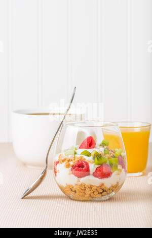 Deliziosi parfait di frutta è servita con caffè e succo d'arancia. Foto Stock