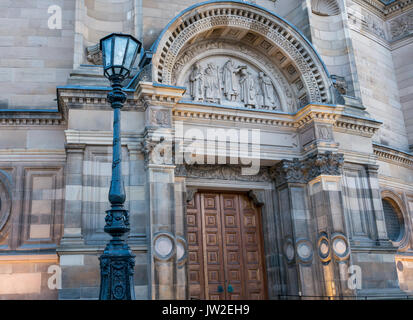 Grand porta del restaurato recentemente ornato McEwan Hall, Università di Edimburgo graduazione Hall di Edimburgo in Scozia, Regno Unito, nella luce della sera Foto Stock