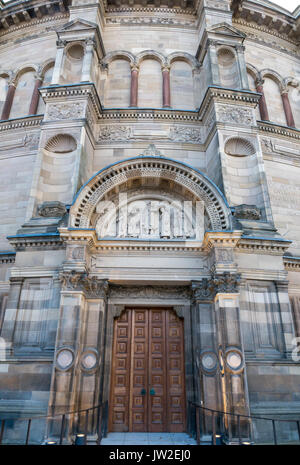 Grand porta del restaurato recentemente ornato McEwan Hall, Università di Edimburgo graduazione Hall di Edimburgo in Scozia, Regno Unito, nella luce della sera Foto Stock