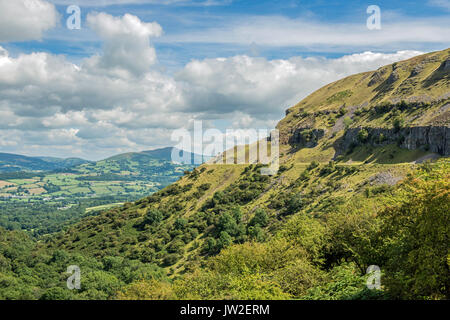 Llangattock scarpata e la Sugarloaf nel Parco Nazionale di Brecon Beacons, nel Galles del sud su una soleggiata giornata estiva Foto Stock