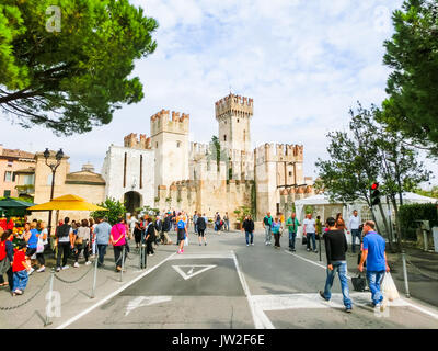 Sirmione, Italia - 20 Settembre 2014: la gente che va al Castello Scaligero. Foto Stock