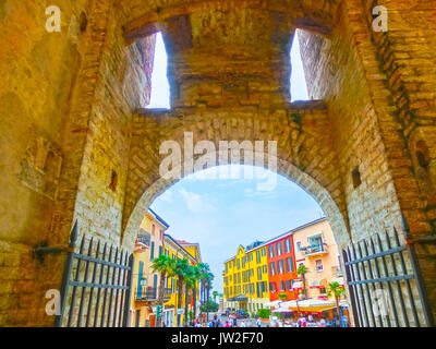 Sirmione, Italia - 20 Settembre 2014: la gente che va al Castello Scaligero. Foto Stock