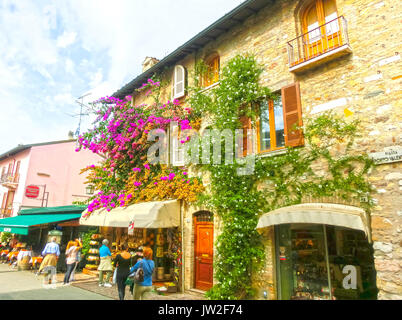Sirmione, Italia - 20 Settembre 2014: la gente che va al Castello Scaligero. Foto Stock