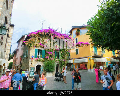 Sirmione, Italia - 20 Settembre 2014: la gente che va al Castello Scaligero. Foto Stock