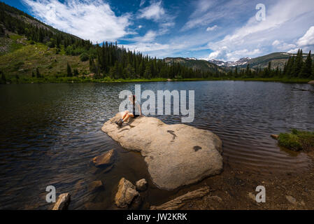 Escursionista in appoggio su un masso a lago perduto picchi indiano deserto Colorado Foto Stock