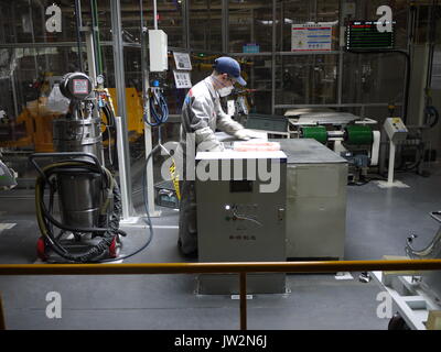 I lavoratori sulla linea di montaggio di PSA Dongfeng impianto di produzione di autoveicoli di Chengdu (Cina)