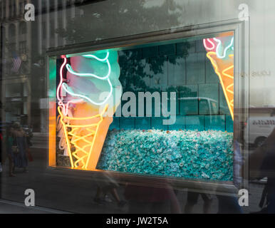 Creative finestra artistica display all'ammiraglia Tiffany & Co. store sulla Fifth Avenue a New York City Foto Stock