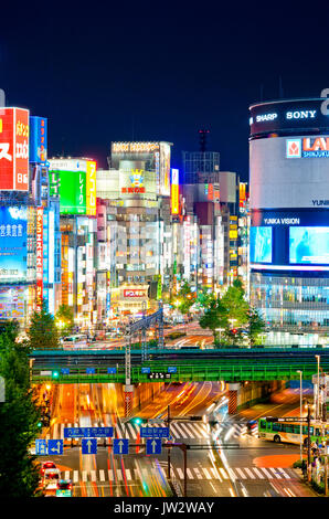 Cartelloni Shinjuku Tokyo Giappone Yasukuni Dori Street Kabukicho Di Notte Foto Stock