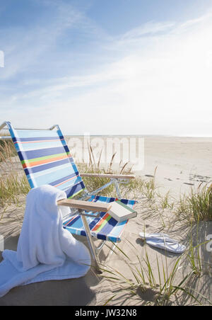 Stati Uniti d'America, Massachusetts, Nantucket Island, Vuoto sedia a sdraio in spiaggia Madaket Foto Stock