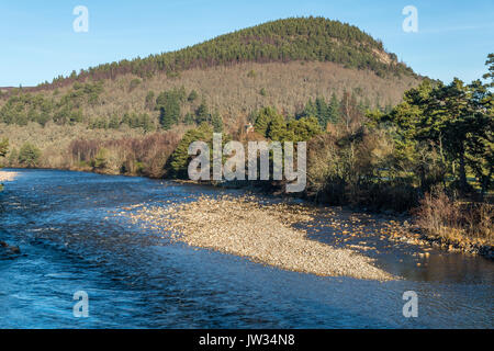 Il fiume Dee scorre oltre la collina Craigendarroch accanto a Ballater. Foto Stock