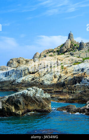 Tumuli di pietra a Haedong Yonggungsa tempio di Busan, Corea del Sud. Foto Stock