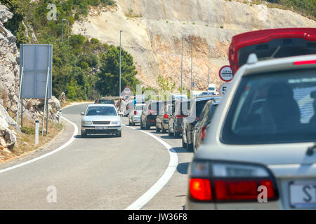 NEUM, BOSNIA ERZEGOVINA - 16 luglio 2017 : Automobili in attesa in linea verso la frontiera tra la Bosnia Erzegovina e la Croazia a Neum, in Bosnia ed Erzegovina. Foto Stock