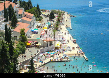 NEUM, BOSNIA ERZEGOVINA - 16 luglio 2017 : una vista della città waterfront e persone per nuotare e prendere il sole sulla spiaggia di Neum, Bosnia e Herze Foto Stock