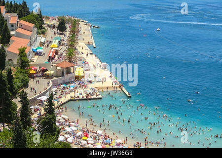 NEUM, BOSNIA ERZEGOVINA - 16 luglio 2017 : una vista della città waterfront e persone per nuotare e prendere il sole sulla spiaggia di Neum, Bosnia e Herze Foto Stock