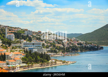 NEUM, BOSNIA ERZEGOVINA - 16 luglio 2017 : una vista della città e di fronte al mare a Neum, in Bosnia ed Erzegovina. Foto Stock