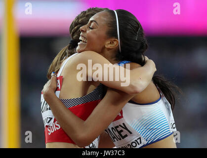 Gran Bretagna Adelle Tracey (a destra) e la Svizzera Selina Buchel reagire dopo la donna 800m sei calore durante il giorno sette del 2017 IAAF Campionati del mondo presso il London Stadium. Foto Stock