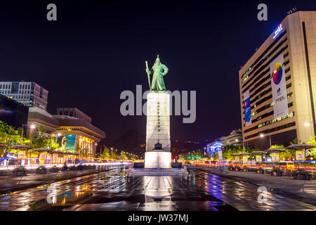 SEOUL, Corea del Sud - 24 Aprile 2016: Re Sejong Statua in Gwanghwamun Plaza.Foto scattata il 24 aprile 2016 a Seul, in Corea del Sud. Foto Stock