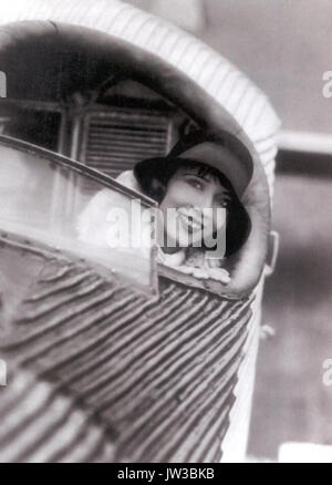 Yva Ramona nella piccola macchina volante 1929 Foto Stock