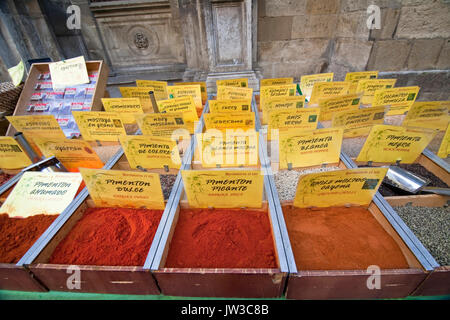 Il mercato tradizionale di spezie accanto alla Cattedrale di Granada, Andalusia, Spagna Foto Stock