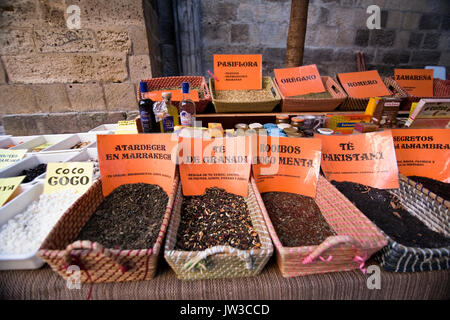 Il mercato tradizionale di spezie accanto alla Cattedrale di Granada, Andalusia, Spagna Foto Stock