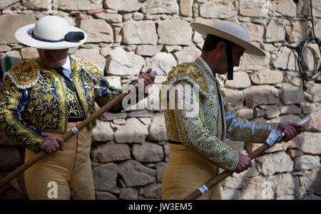 Cavallo-trainer preparare spears prima della corrida in Ubeda, Andalusia, Spagna Foto Stock