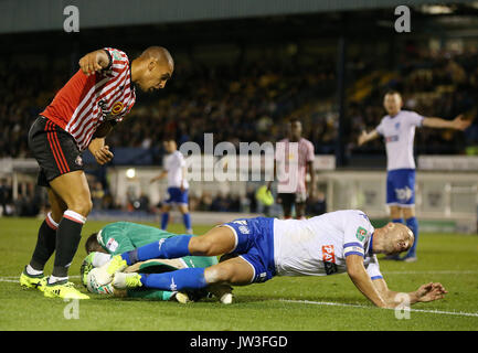 Seppellire il Tom Aldred e Sunderland James Vaughan durante il Carabao Cup, primo round in abbinamento a Gigg Lane, Bury. Foto Stock