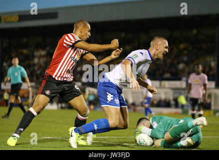 Seppellire il Tom Aldred e Sunderland James Vaughan durante il Carabao Cup, primo round in abbinamento a Gigg Lane, Bury. Foto Stock