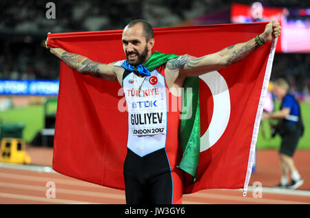 Ramil Guliyev in Turchia festeggia la vittoria dell'oro nella finale maschile di 200 m durante il settimo giorno dei campionati mondiali IAAF del 2017 al London Stadium. PREMERE ASSOCIAZIONE foto. Data foto: Giovedì 10 agosto 2017. Guarda la storia della Pennsylvania Athletics World. Il credito fotografico dovrebbe essere: Adam Davy/PA filo. RESTRIZIONI: Solo per uso editoriale. Nessuna trasmissione audio o immagini in movimento e nessuna simulazione video. Foto Stock